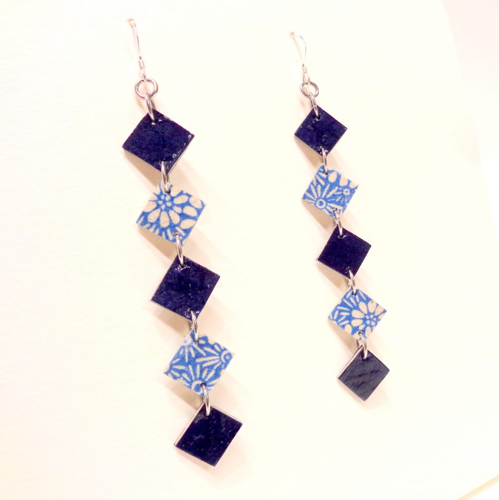 Boucles d'oreille en carton - Longues fines - Bleu/Fleurs bleu porcelaine - Argent 925
