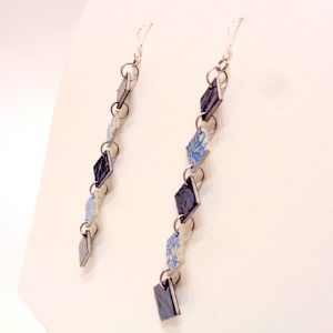 Boucles d'oreille en carton - Longues fines - Bleu/Fleurs bleu porcelaine - Argent 925 – Image 2