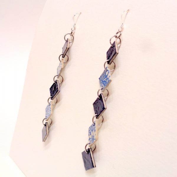 Boucles d'oreille en carton - Longues fines - Bleu/Fleurs bleu porcelaine - Argent 925