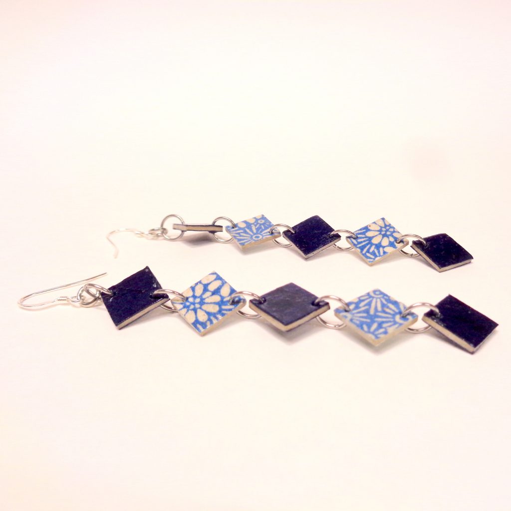 Boucles d'oreille en carton - Longues fines - Bleu/Fleurs bleu porcelaine - Argent 925