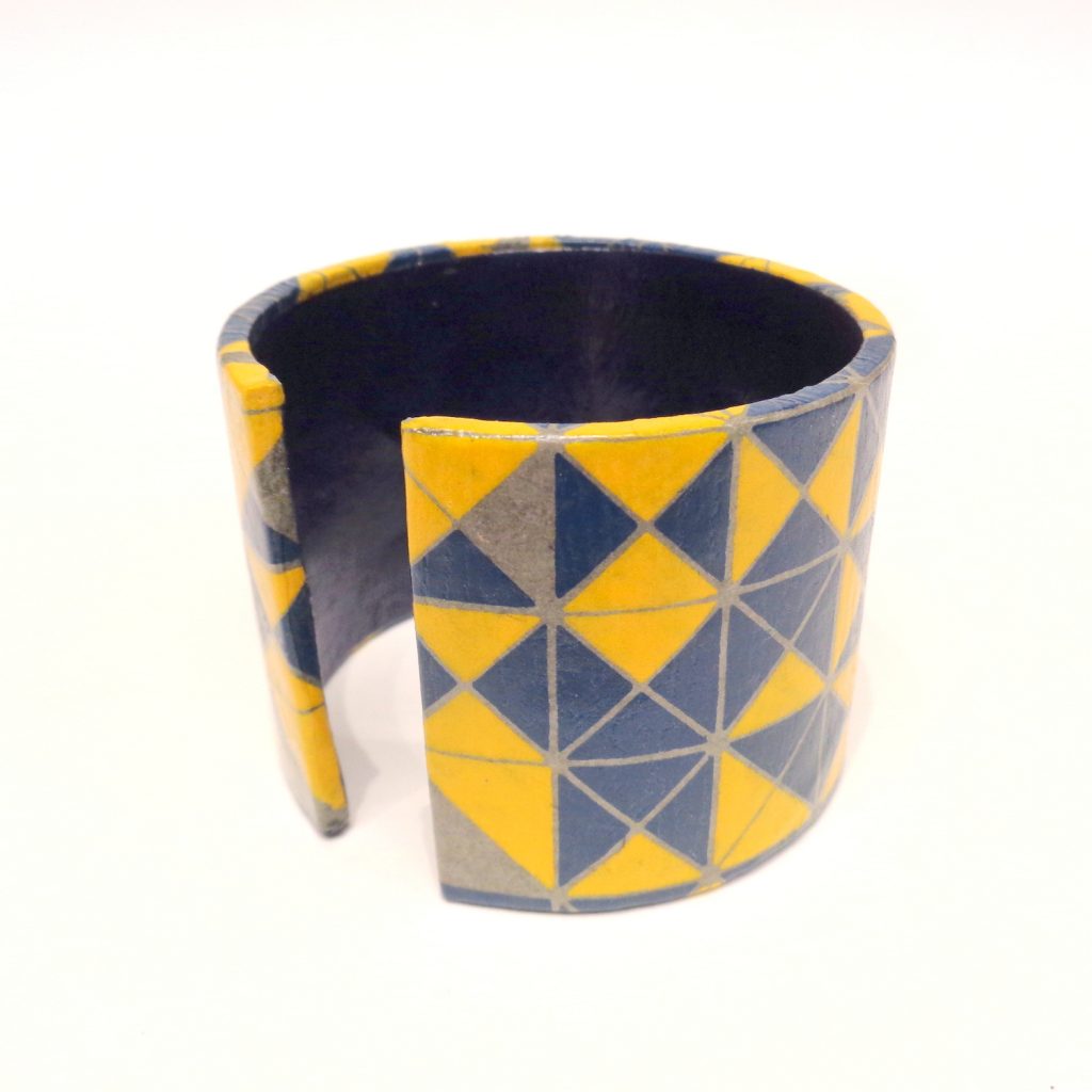 Bracelet manchette en carton - "Bleu et jaune Géo"