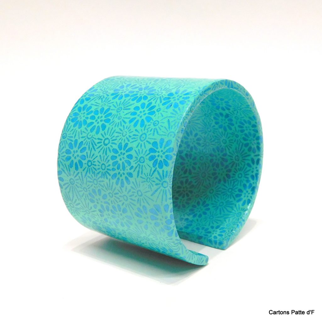 Bracelet manchette en carton - "Bleu turquoise fleuri"