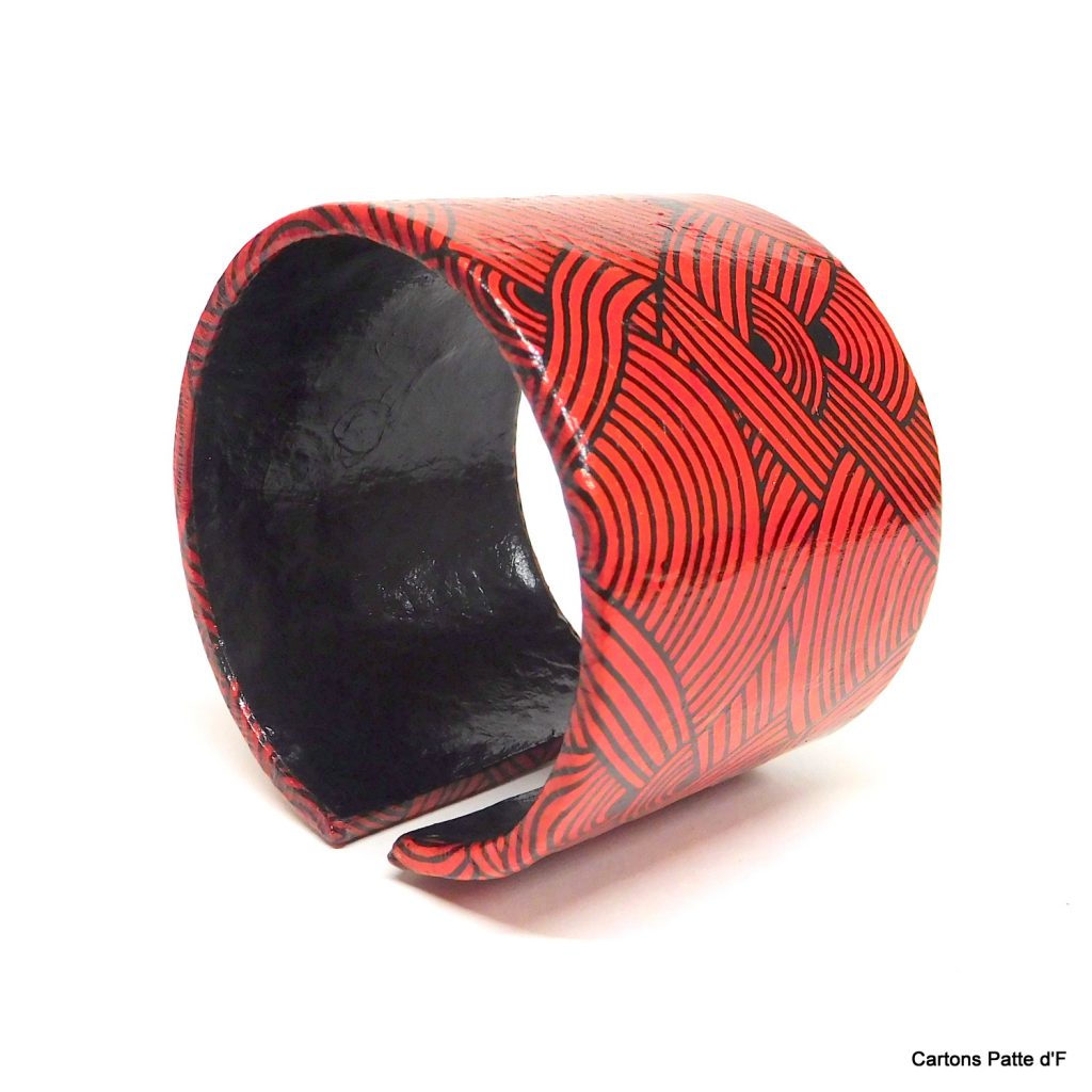 Bracelet manchette en carton - "Rouge nœuds"