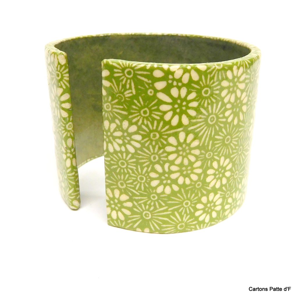Bracelet manchette en carton - "Vert à fleurs"
