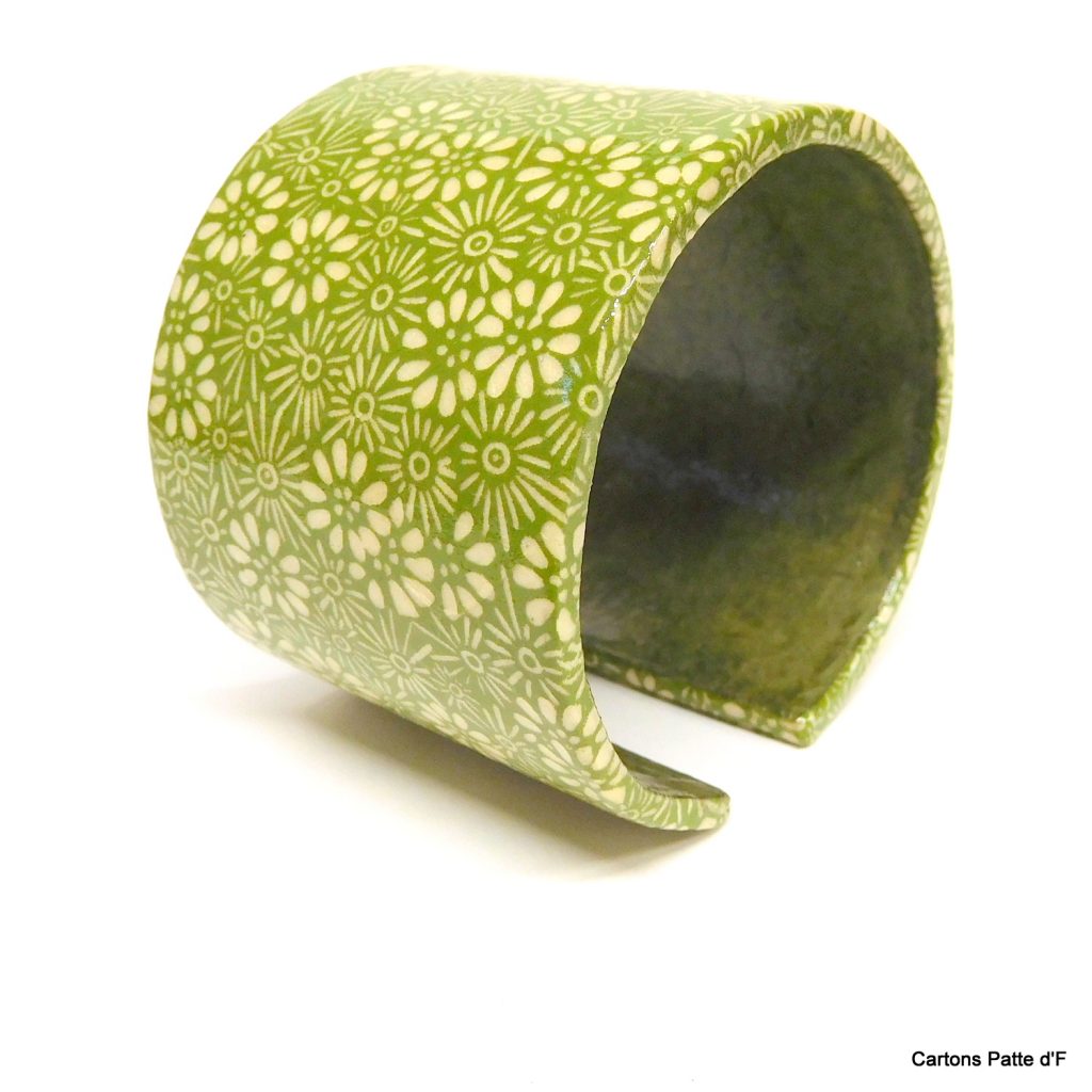 Bracelet manchette en carton - "Vert à fleurs"