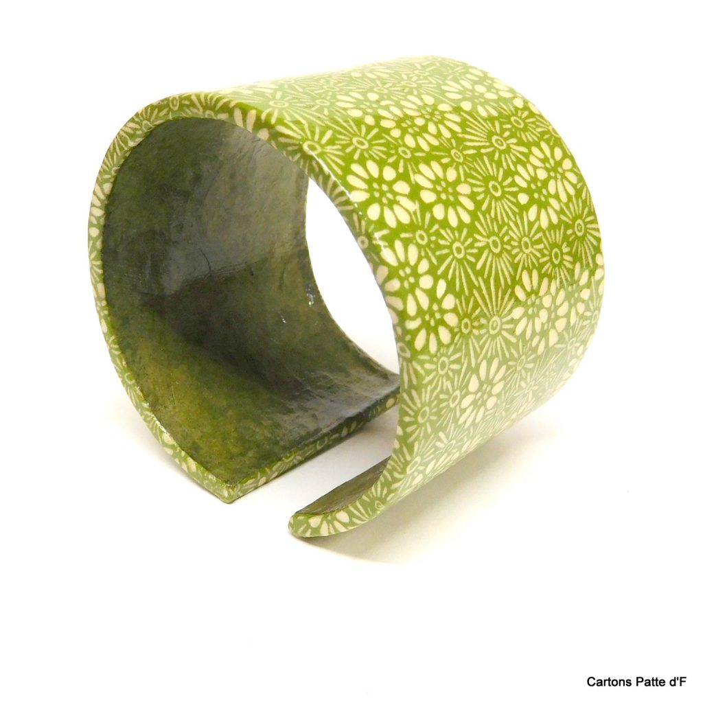 Bracelet manchette en carton - "Vert à fleurs"