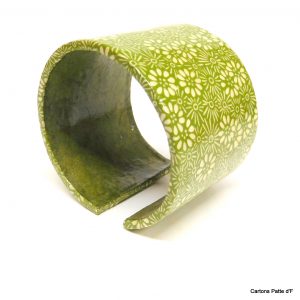 Bracelet manchette en carton - "Vert à fleurs" – Image 2