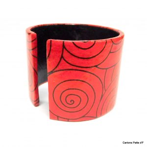 Bracelet manchette en carton - "Rouge et noir" – Image 2