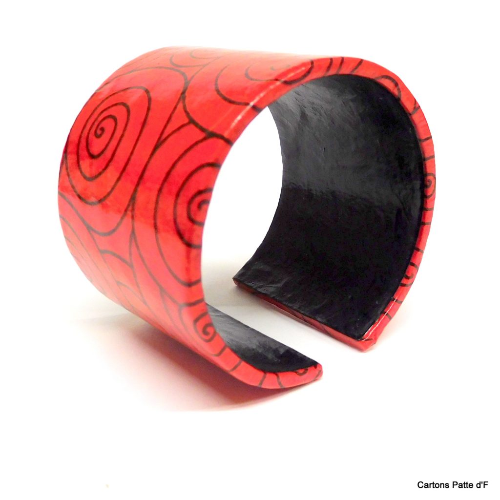 Bracelet manchette en carton - "Rouge et noir"