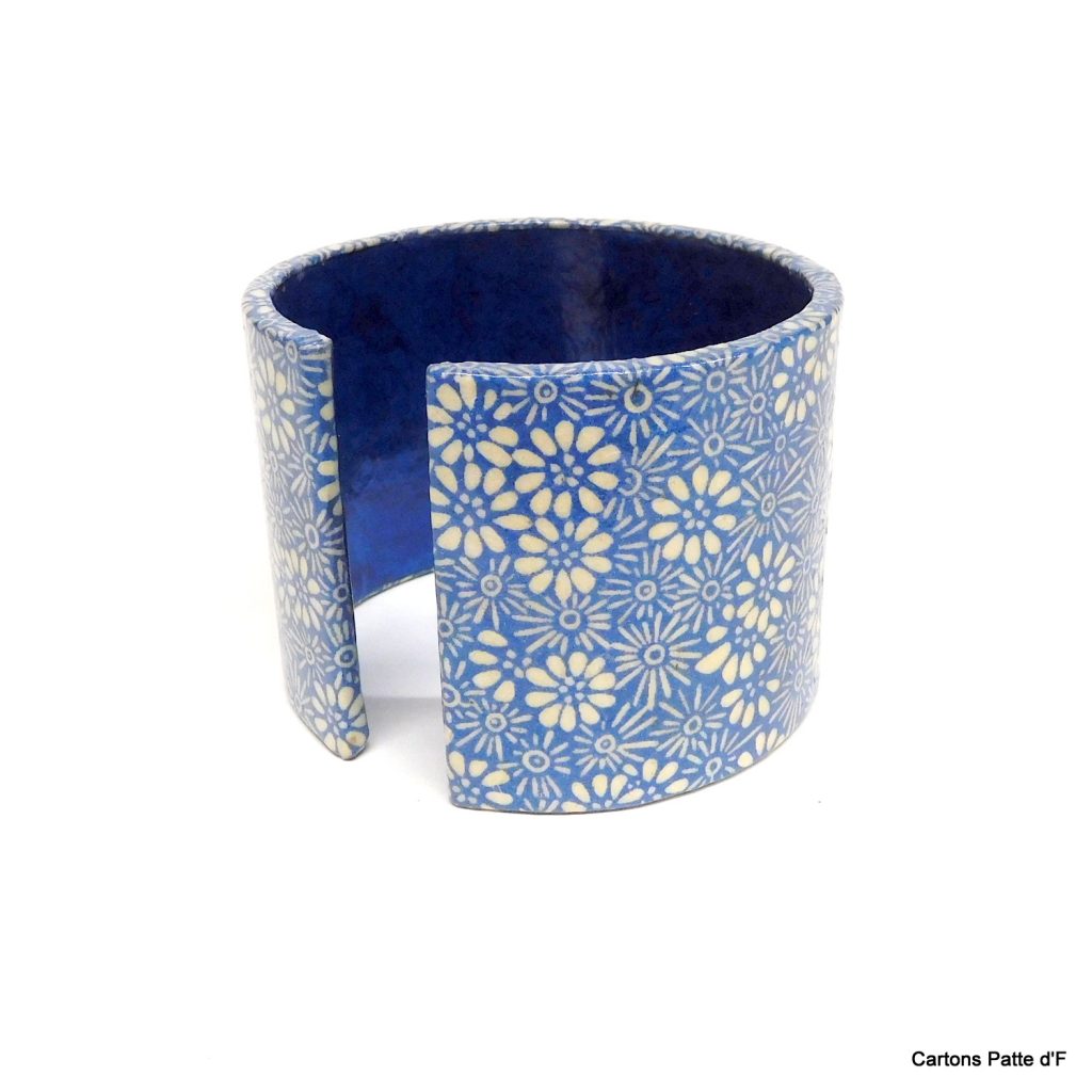 Bracelet manchette en carton - "Bleu fleurs porcelaine"