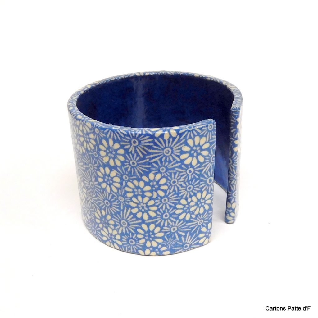 Bracelet manchette en carton - "Bleu fleurs porcelaine"