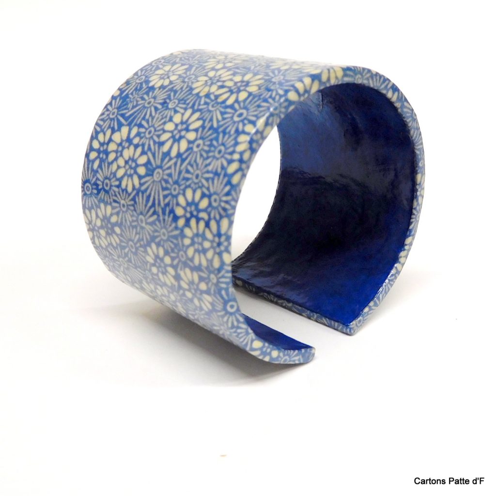 Bracelet manchette en carton - "Bleu fleurs porcelaine"