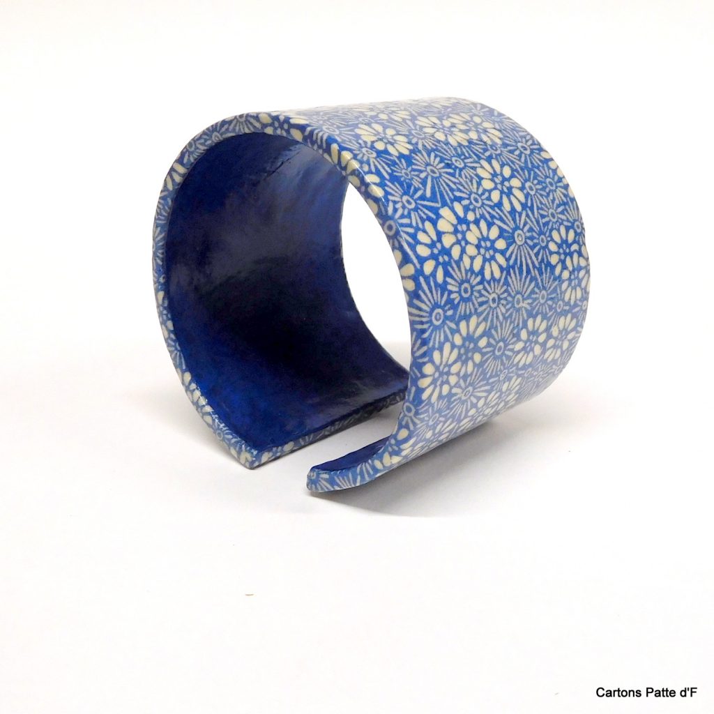 Bracelet manchette en carton - "Bleu fleurs porcelaine"