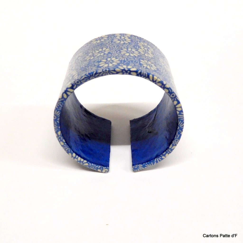 Bracelet manchette en carton - "Bleu fleurs porcelaine"