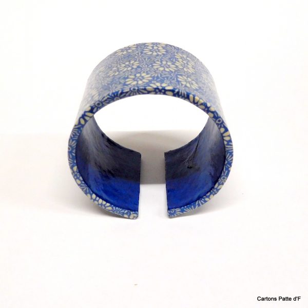 Bracelet manchette en carton - "Bleu fleurs porcelaine"