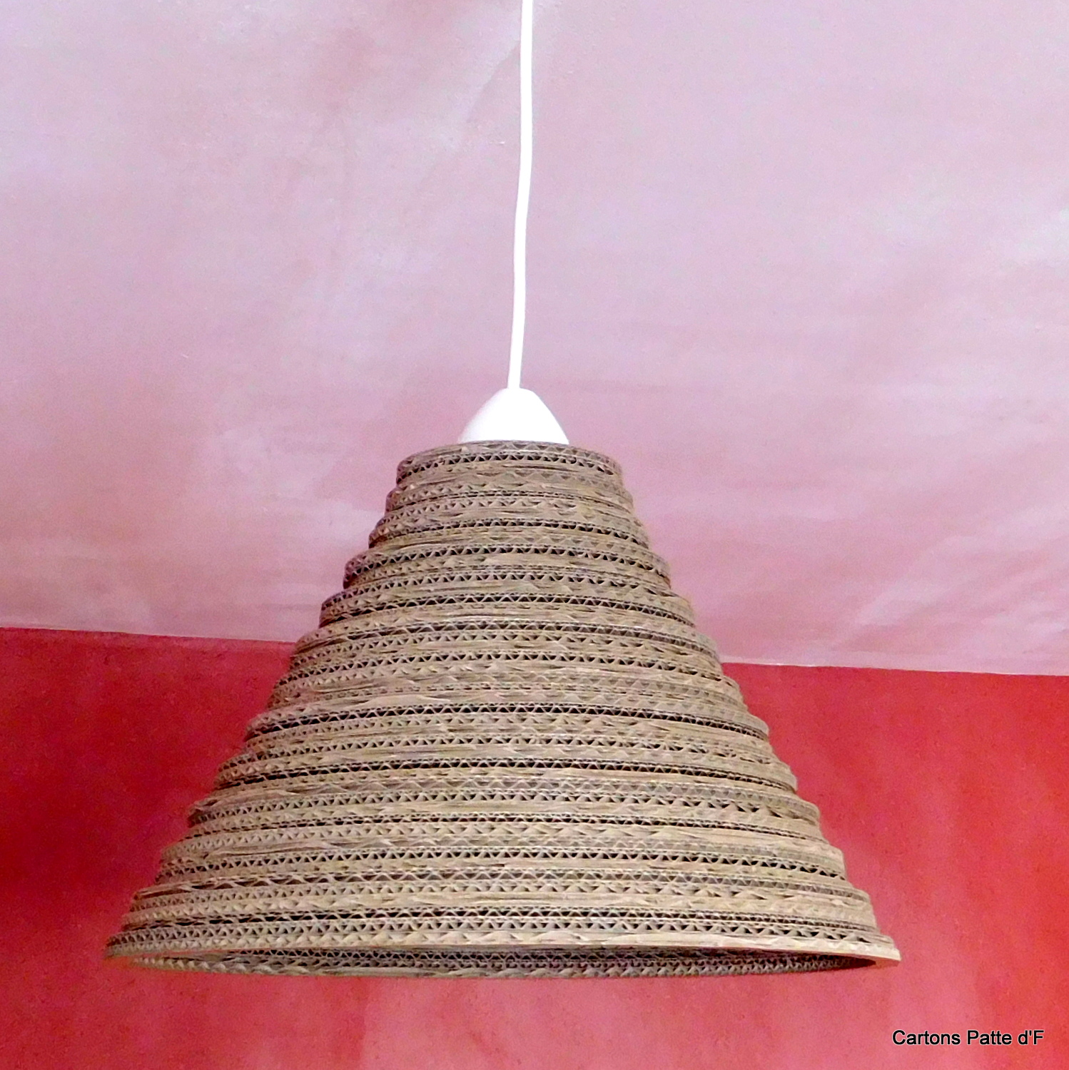 Suspension conique en carton de récupération – Image 3