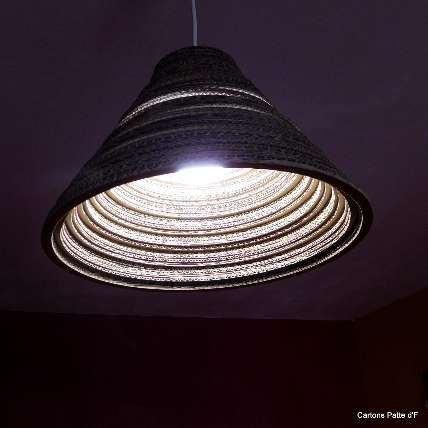 Suspension conique en carton de récupération – Image 8