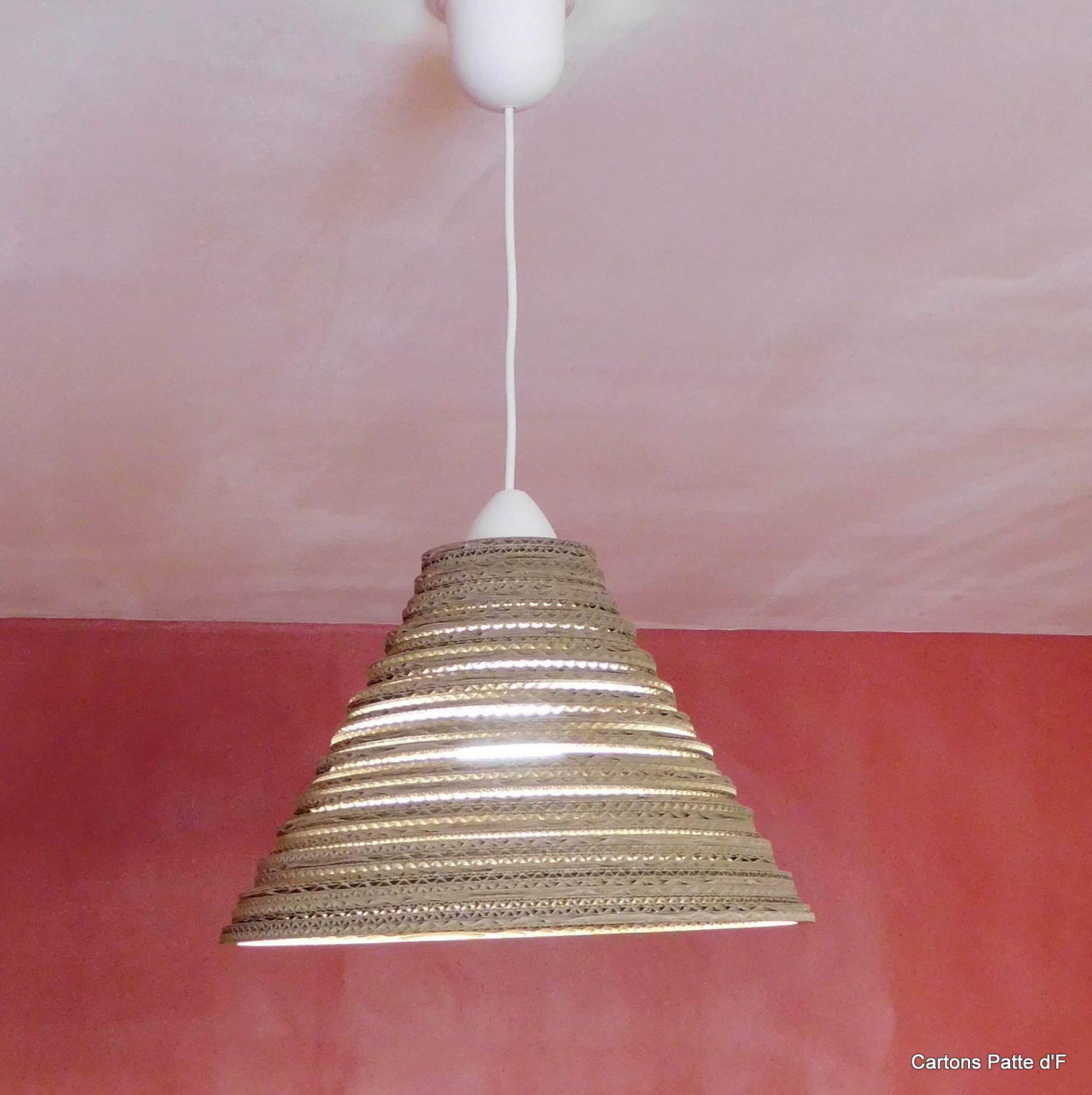 Suspension conique en carton de récupération – Image 4