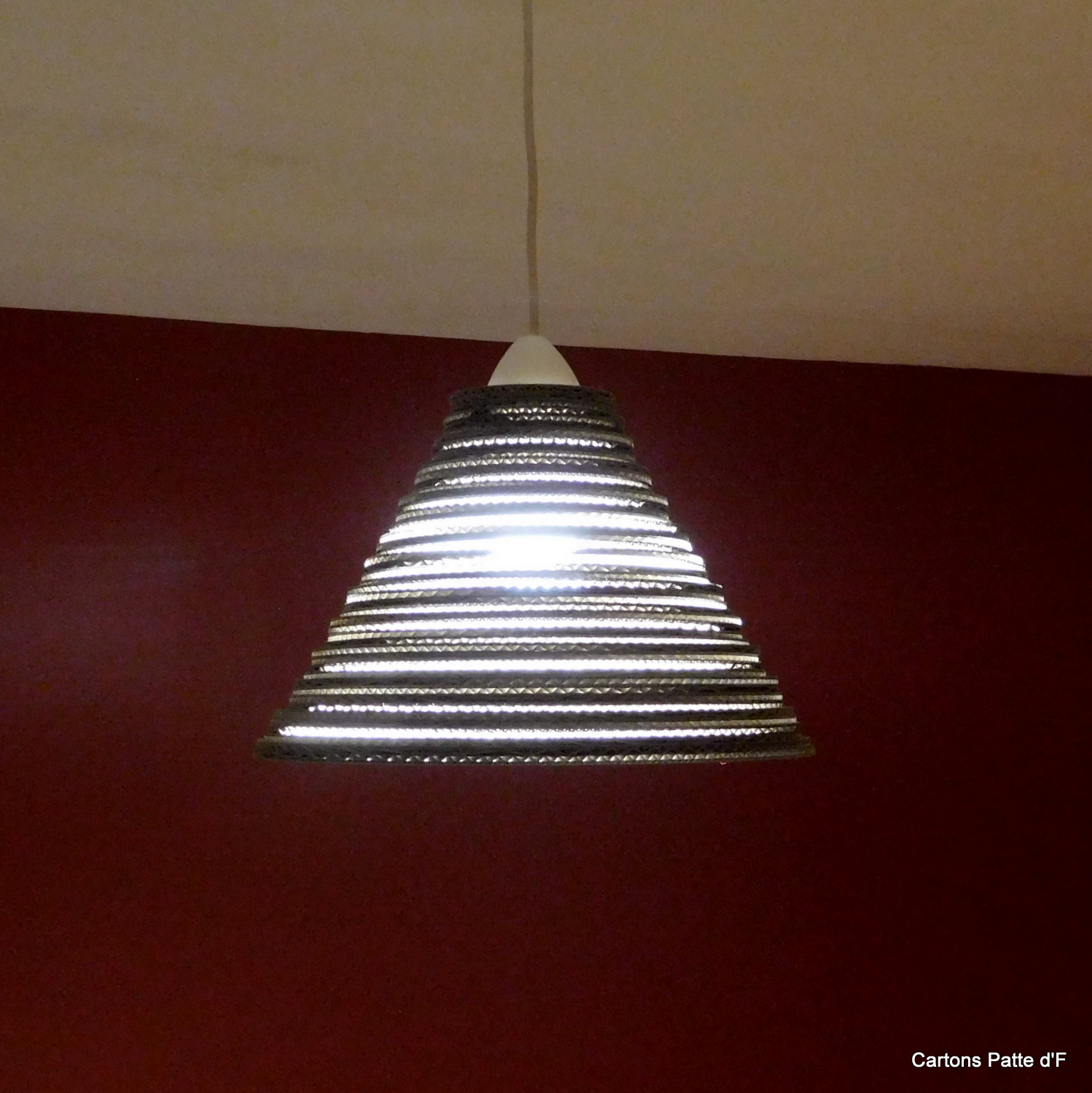 Suspension conique en carton de récupération – Image 6