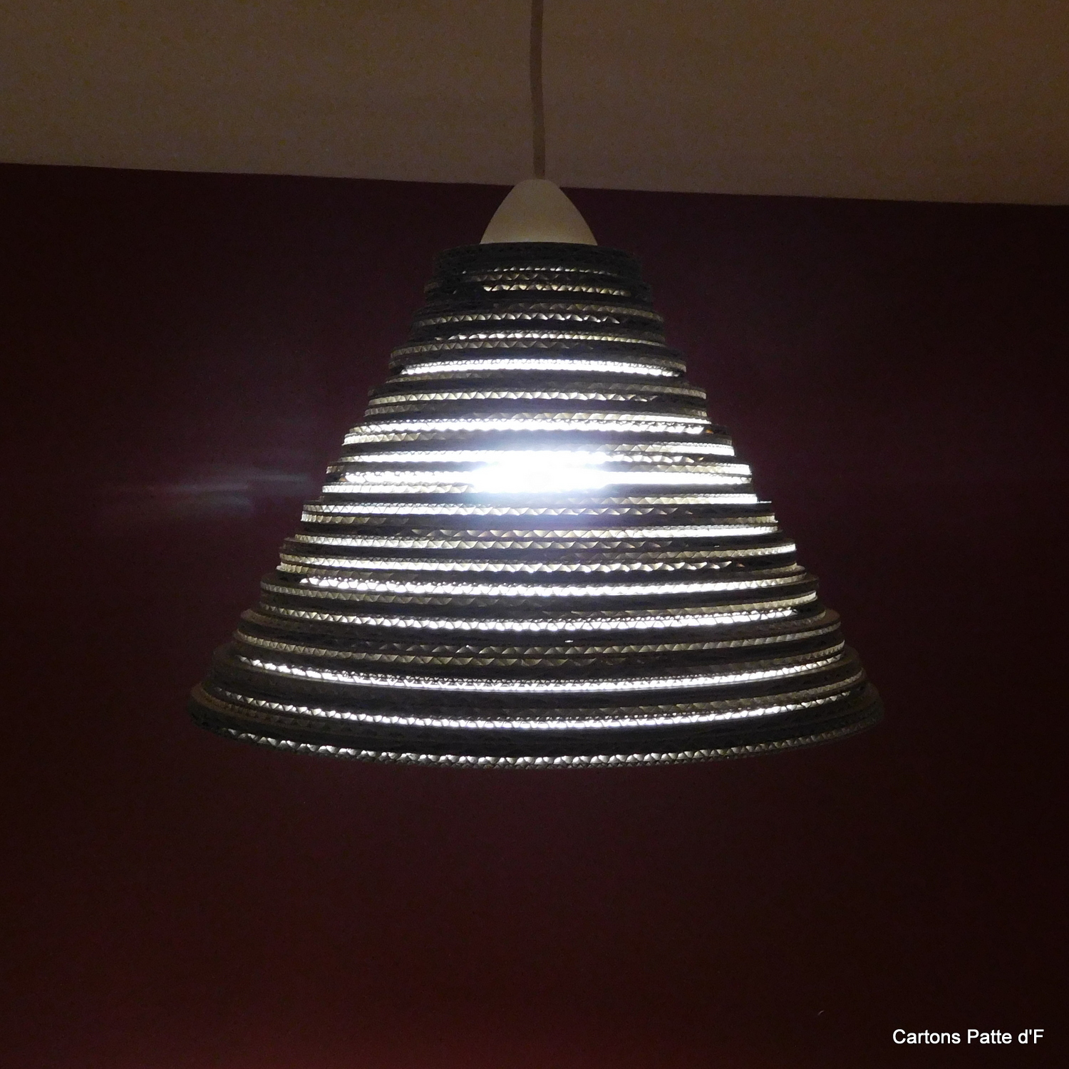 Suspension conique en carton de récupération – Image 7