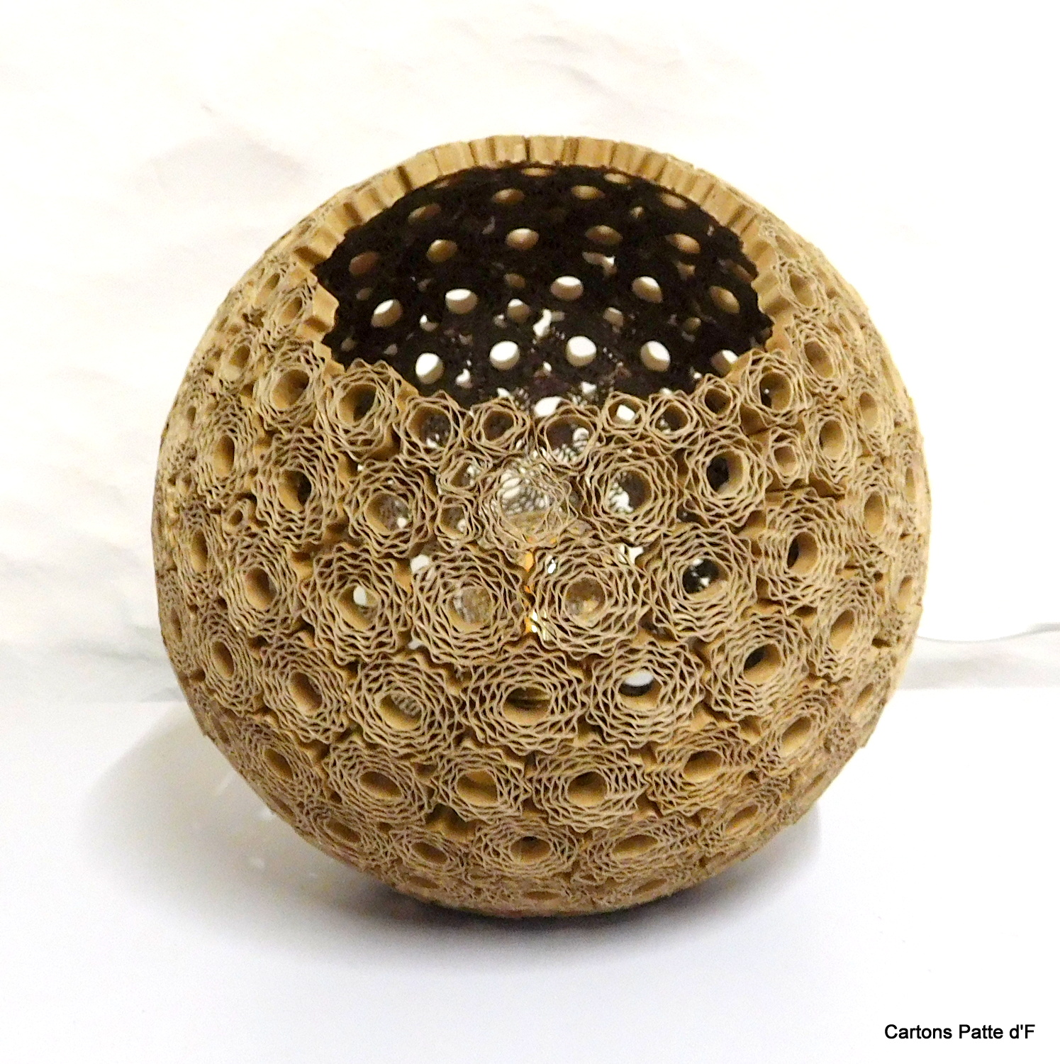 Lampe à poser Sphérique en dentelle de carton – Image 4