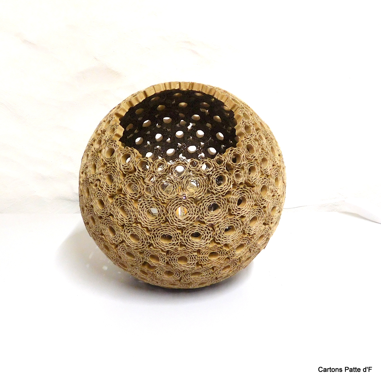 Lampe à poser Sphérique en dentelle de carton – Image 2