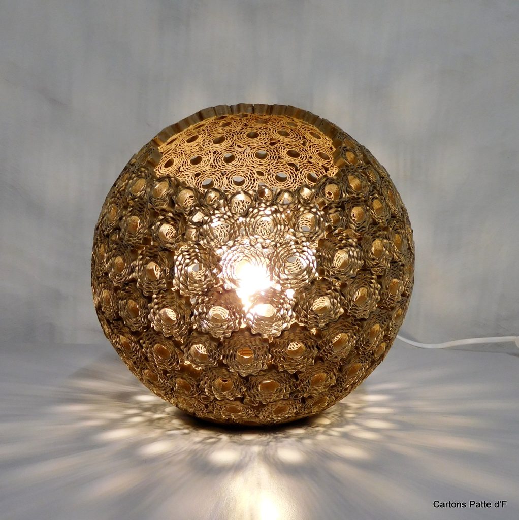 Lampe à poser Sphérique en dentelle de carton