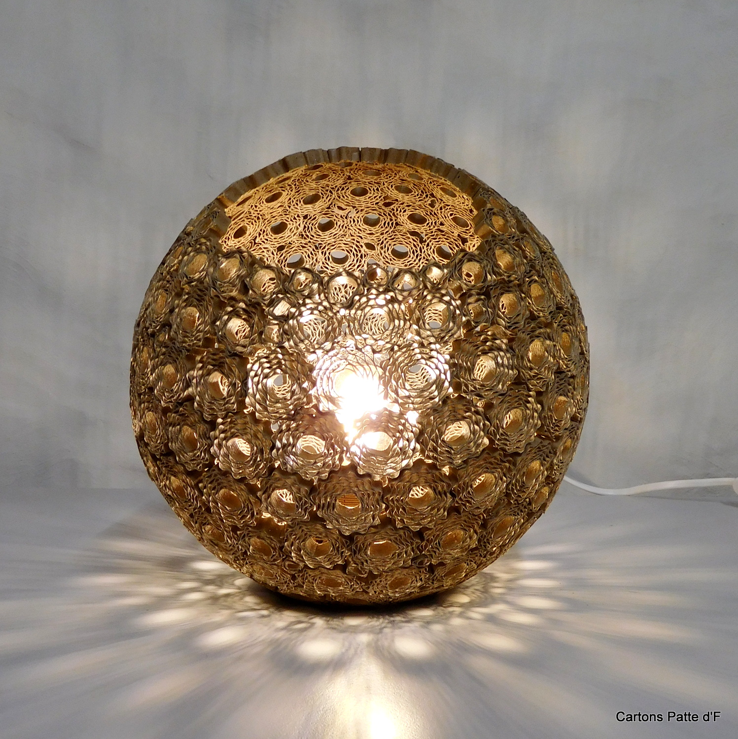 Lampe à poser Sphérique en dentelle de carton – Image 7