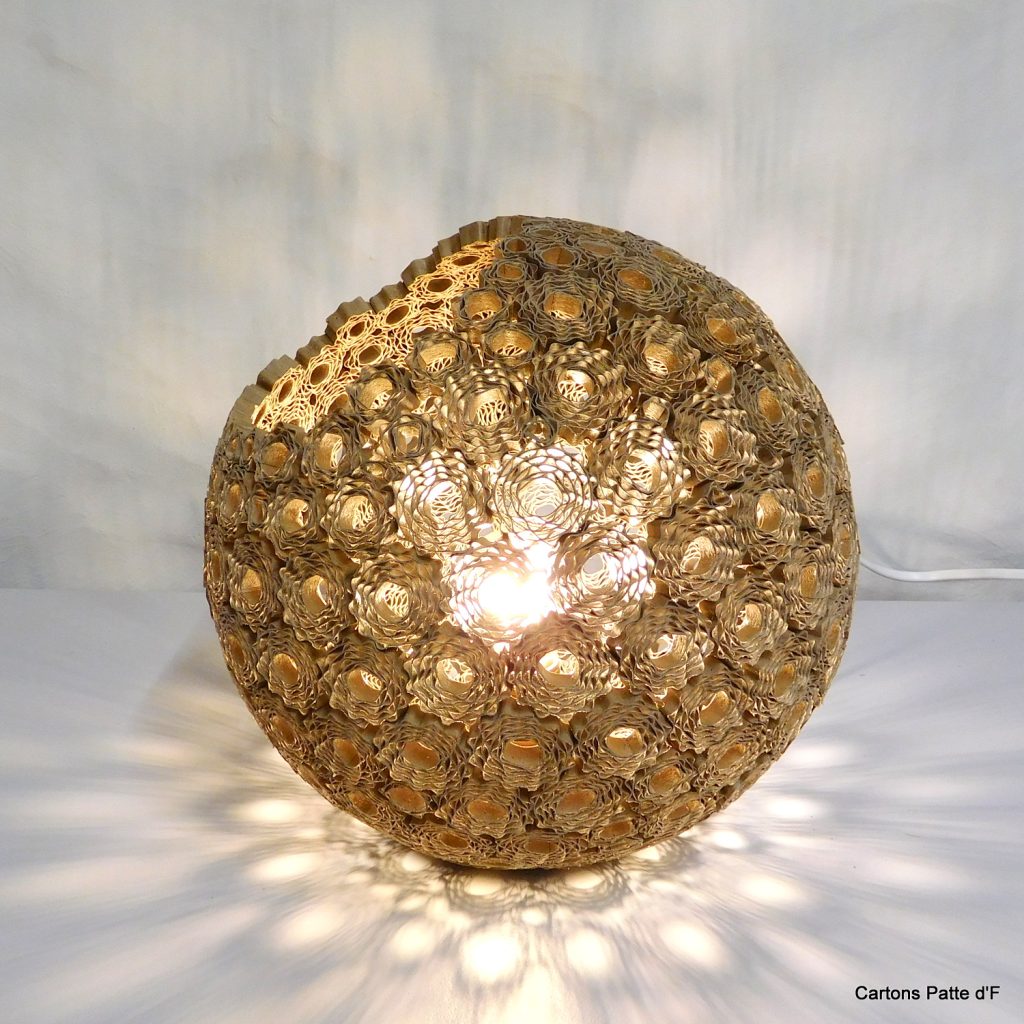 Lampe à poser Sphérique en dentelle de carton