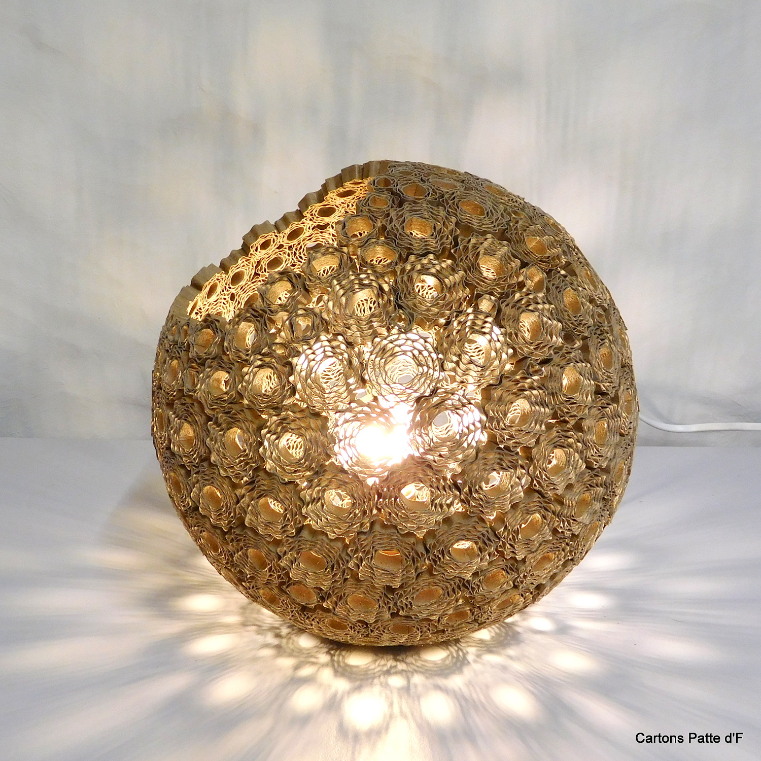 Lampe à poser Sphérique en dentelle de carton – Image 6