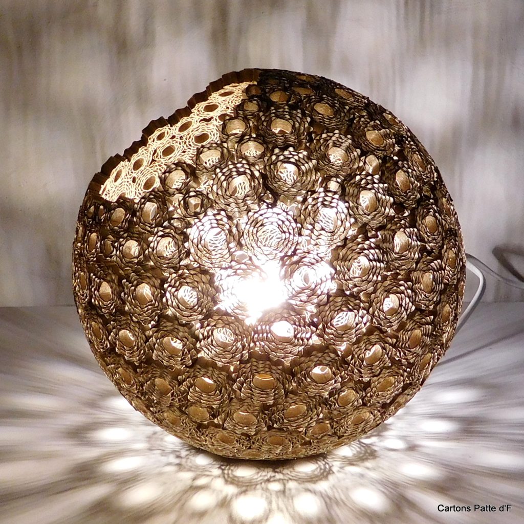 Lampe à poser Sphérique en dentelle de carton