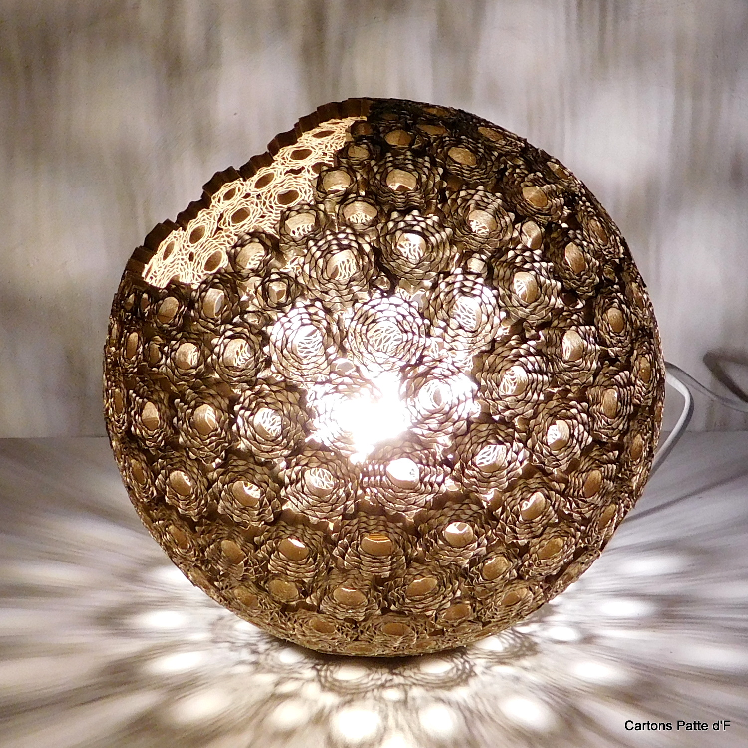 Lampe à poser Sphérique en dentelle de carton – Image 8