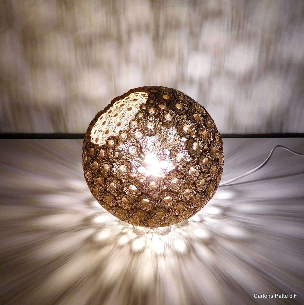 Lampe à poser Sphérique en dentelle de carton