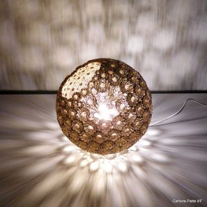 Lampe à poser Sphérique en dentelle de carton – Image 1