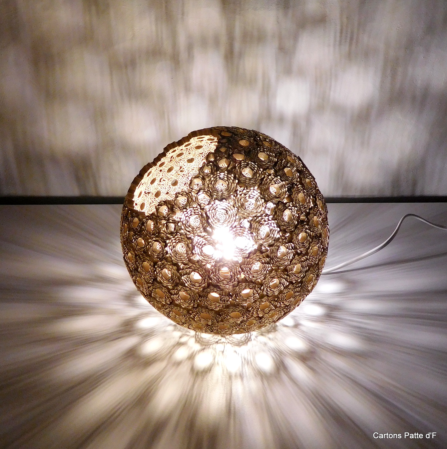 Lampe à poser Sphérique en dentelle de carton – Image 1