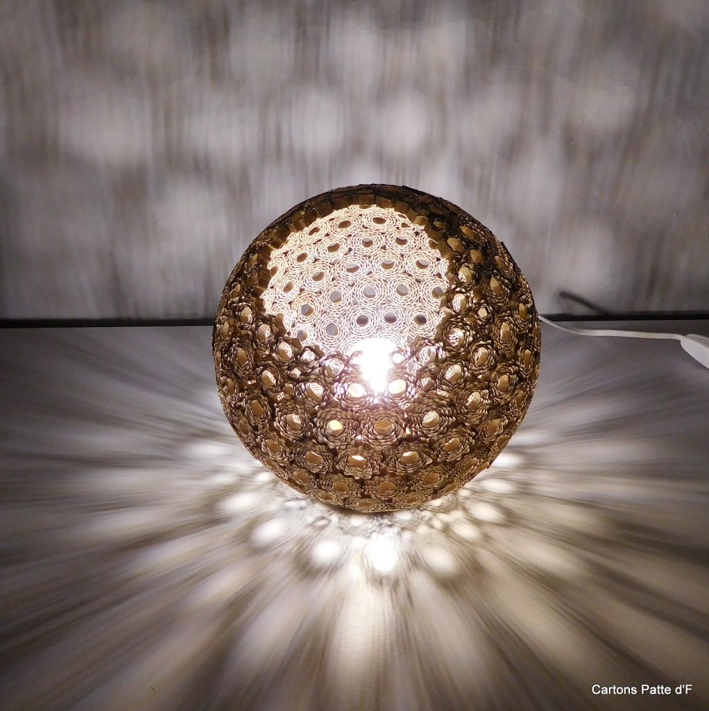 Lampe à poser Sphérique en dentelle de carton