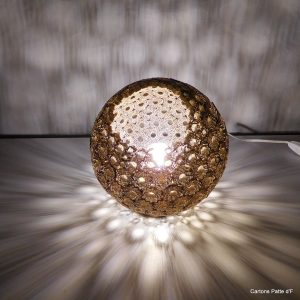 Lampe à poser Sphérique en dentelle de carton – Image 5