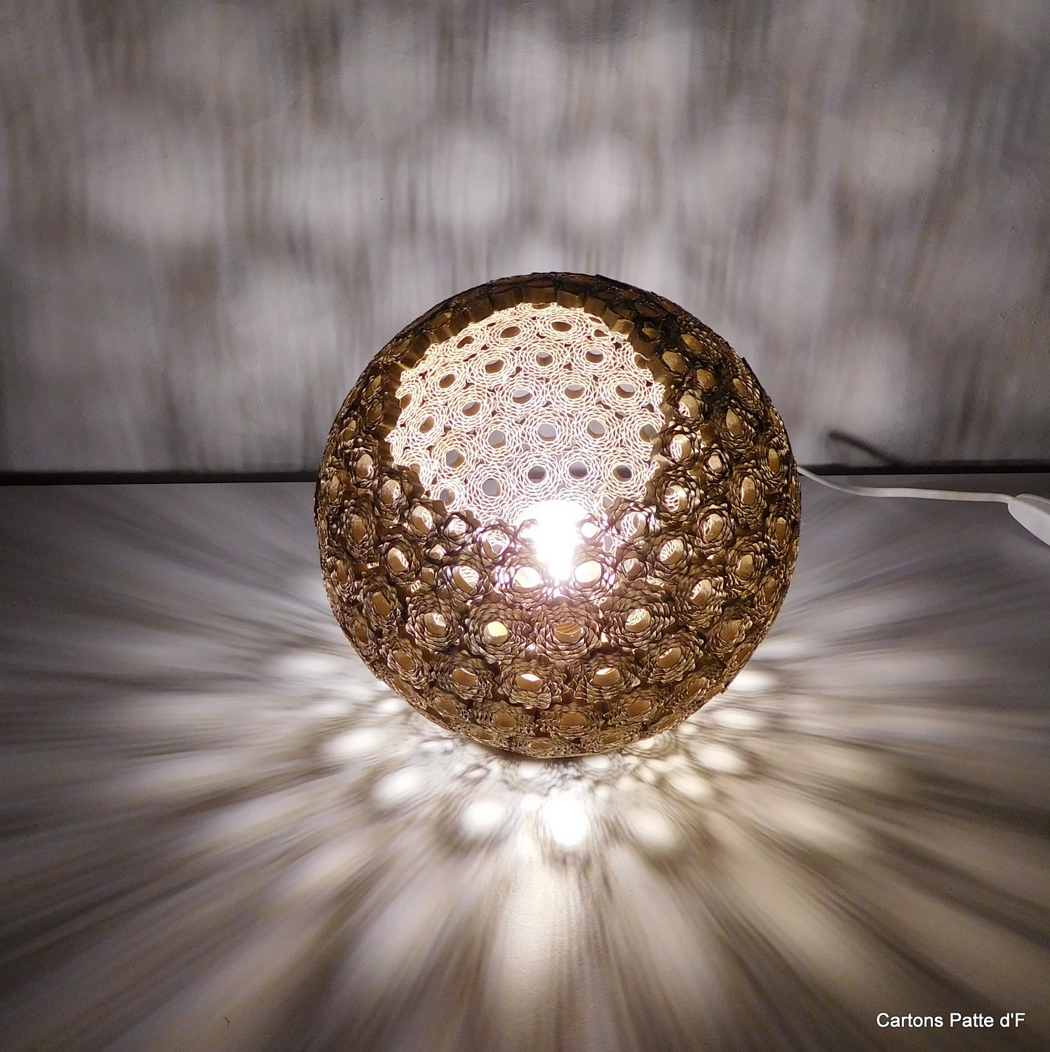Lampe à poser Sphérique en dentelle de carton – Image 5
