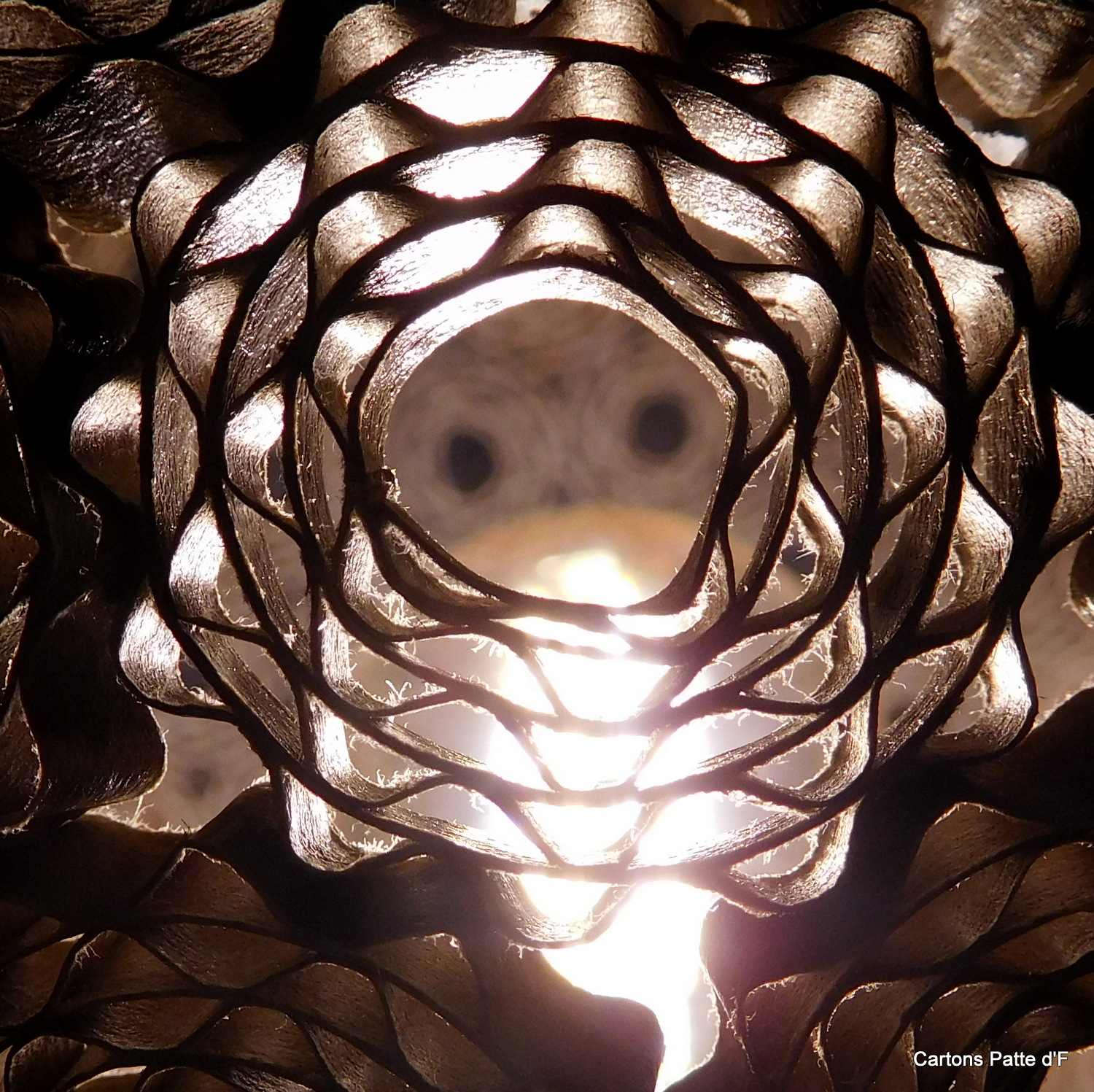 Lampe à poser Sphérique en dentelle de carton – Image 9