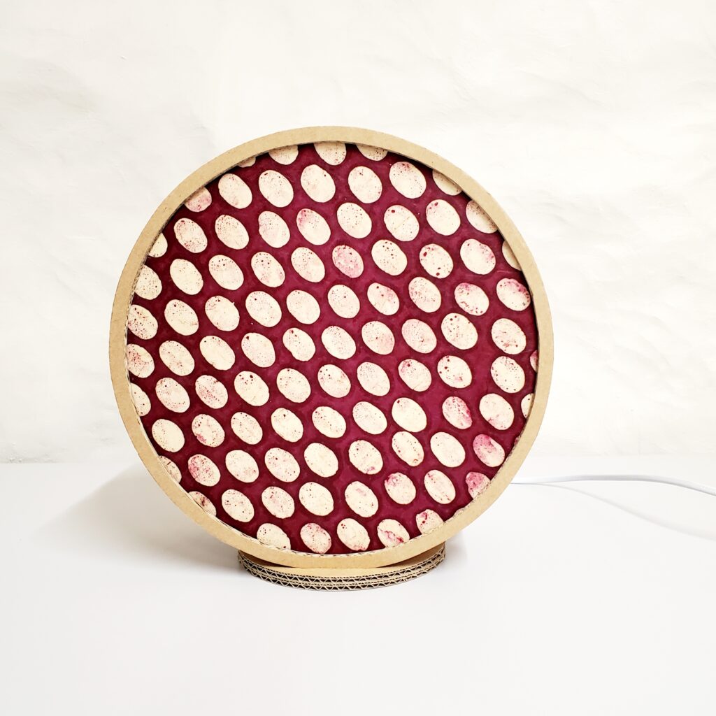 Lampe "Tambourin" en carton et papier Népalais Bordeaux gros pois blancs
