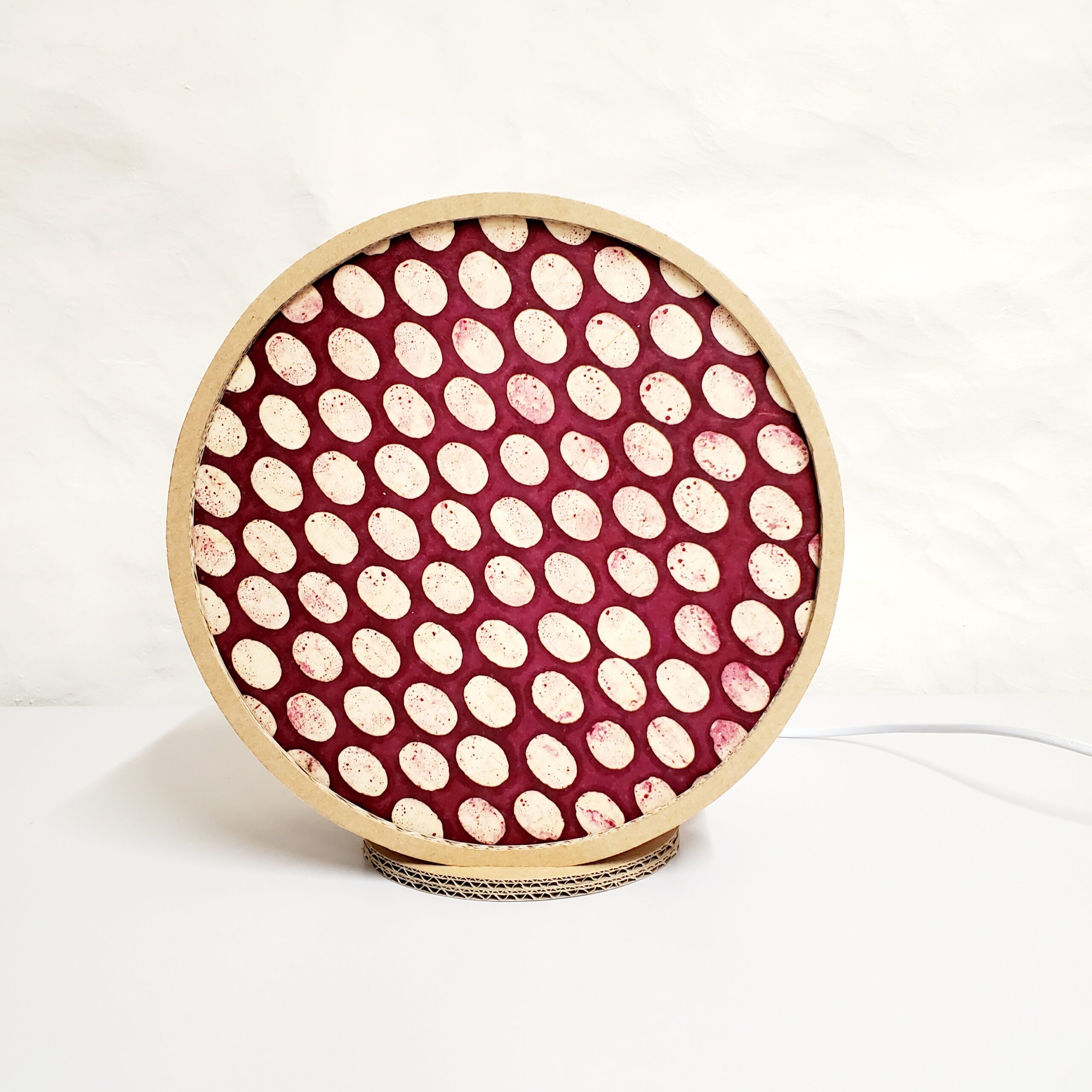 Lampe "Tambourin" en carton et papier Népalais Bordeaux gros pois blancs – Image 1