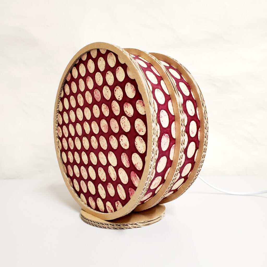 Lampe "Tambourin" en carton et papier Népalais Bordeaux gros pois blancs