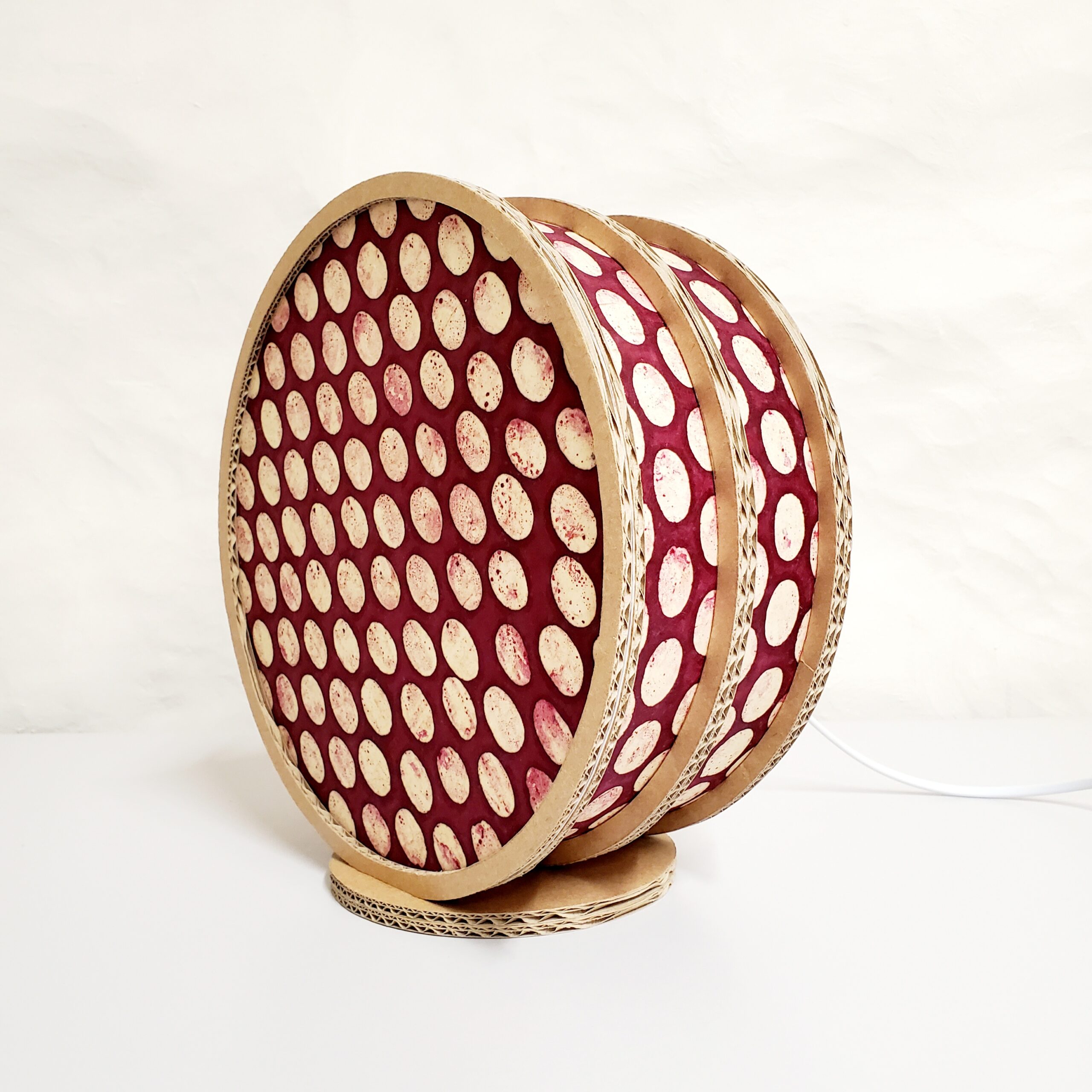 Lampe "Tambourin" en carton et papier Népalais Bordeaux gros pois blancs – Image 2