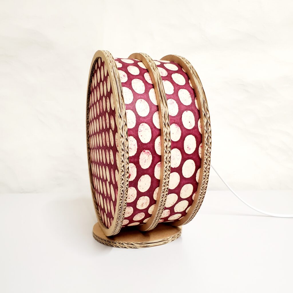 Lampe "Tambourin" en carton et papier Népalais Bordeaux gros pois blancs
