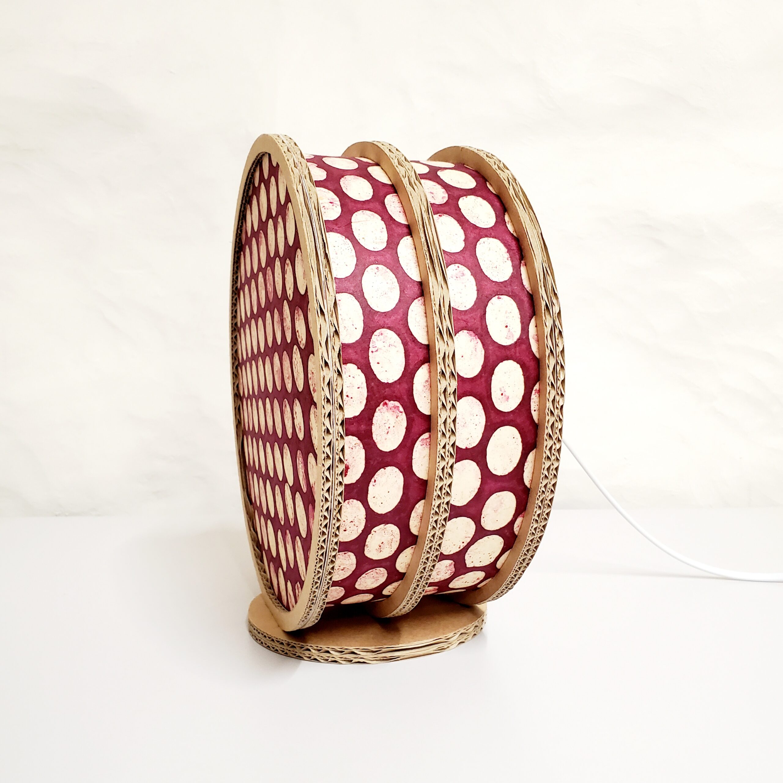 Lampe "Tambourin" en carton et papier Népalais Bordeaux gros pois blancs – Image 6