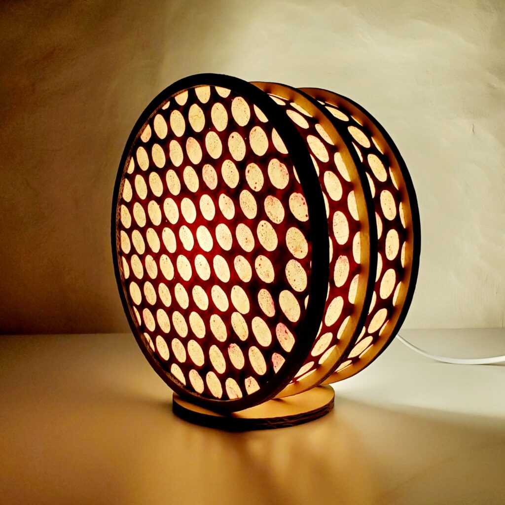 Lampe "Tambourin" en carton et papier Népalais Bordeaux gros pois blancs