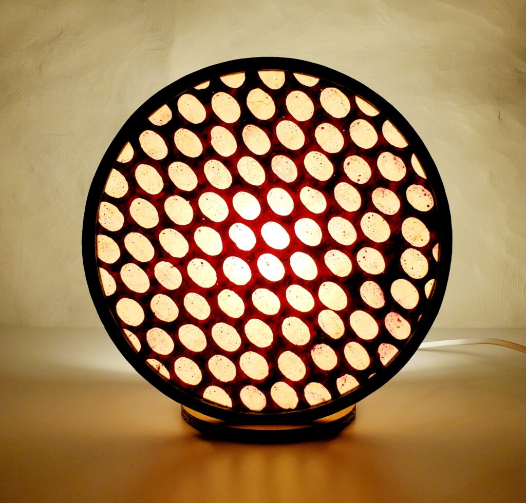 Lampe "Tambourin" en carton et papier Népalais Bordeaux gros pois blancs