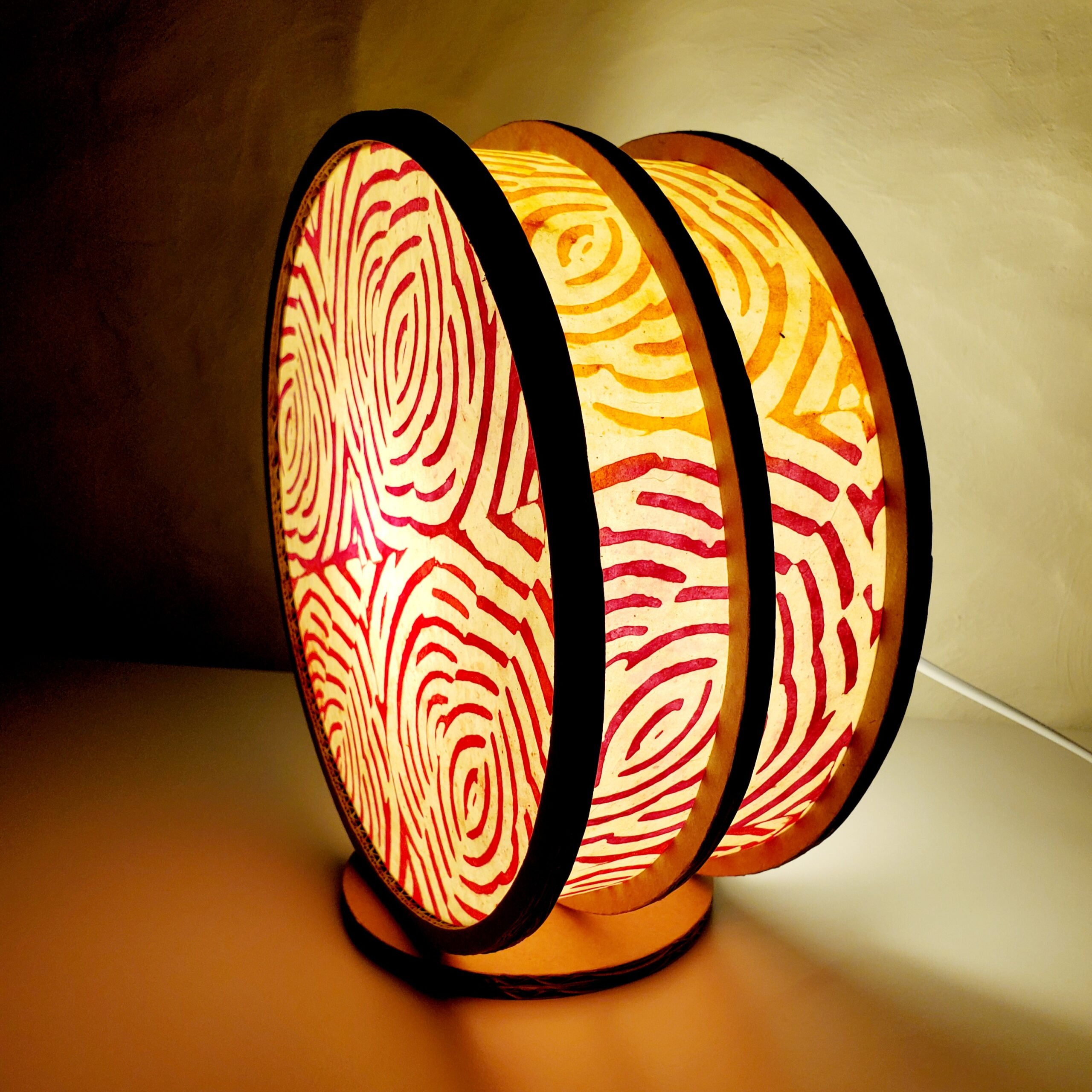 Lampe "Tambourin" en carton et papier Népalais Multicouleurs – Image 7