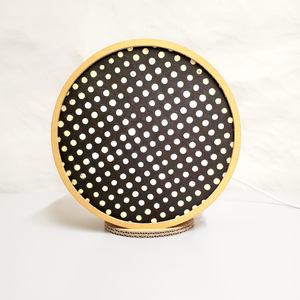 Lampe "Tambourin" en carton et papier Népalais Noir à pois blancs