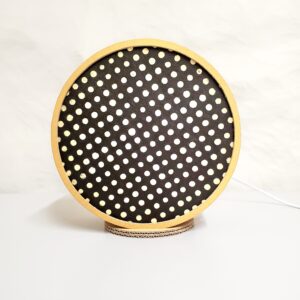 Lampe "Tambourin" en carton et papier Népalais Noir à pois blancs – Image 2